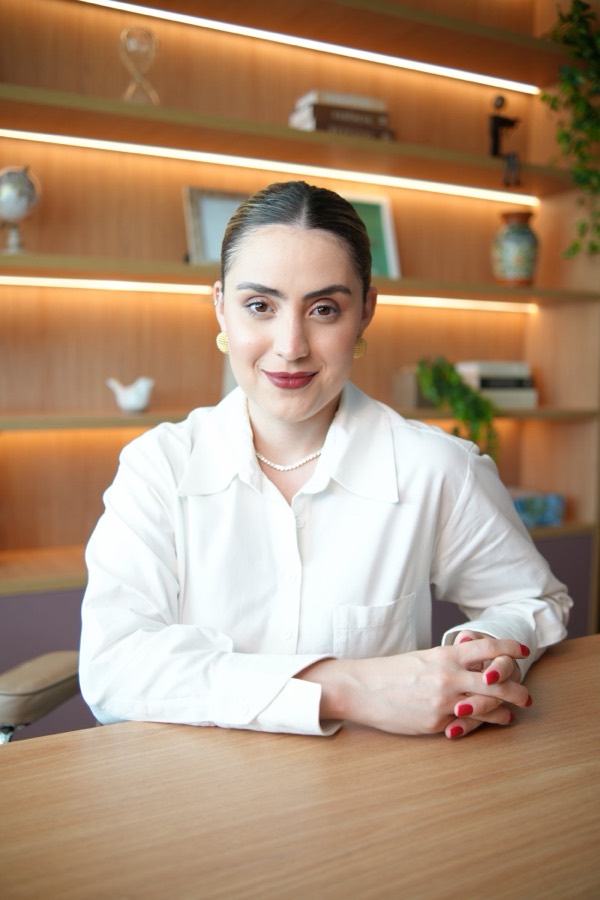Anne Lacerda em seu escritório